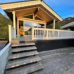 Flott I Morfjorden, * Laupstad